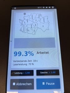 Display des Lasercutters mit Fortschrittsanzeige