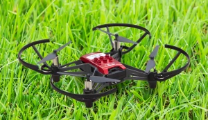 Tello Drohne im Gras