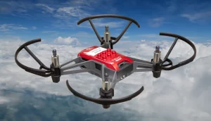 Tello Drohne in der Luft, mit Wolken im Hintergrund