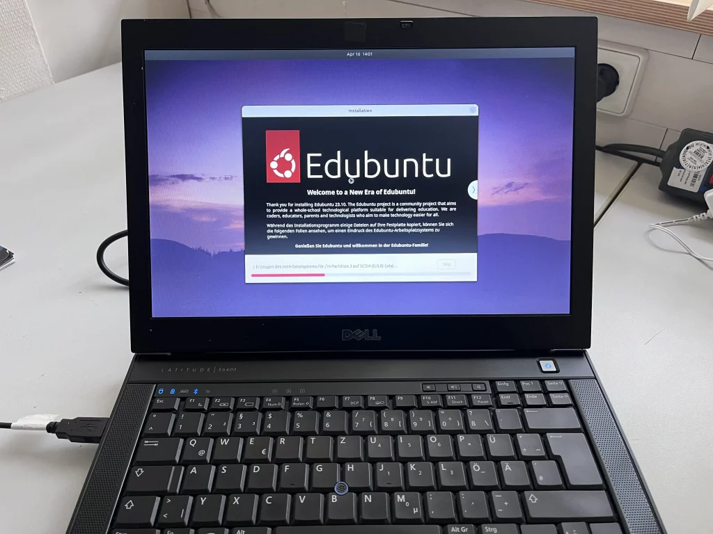 Laptop, auf dem sich das Betriebssystem Edubuntu installiert. 